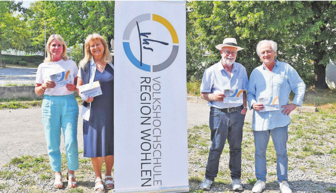 Der verkleinerte Vorstand mit dem neuen Programmflyer 2026/2027 (v.l.): Karin Bochicchio, Edith Frey, Präsident Bruno Breitschmid und Daniel Kurz. Bilder: Monica Rast / Archiv Der verkleinerte Vorstand mit dem neuen Programmflyer 2026/2027 (v.l.): Karin Bochicchio, Edith Frey, Präsident Bruno Breitschmid und Daniel Kurz. Bilder: Monica Rast / Archiv