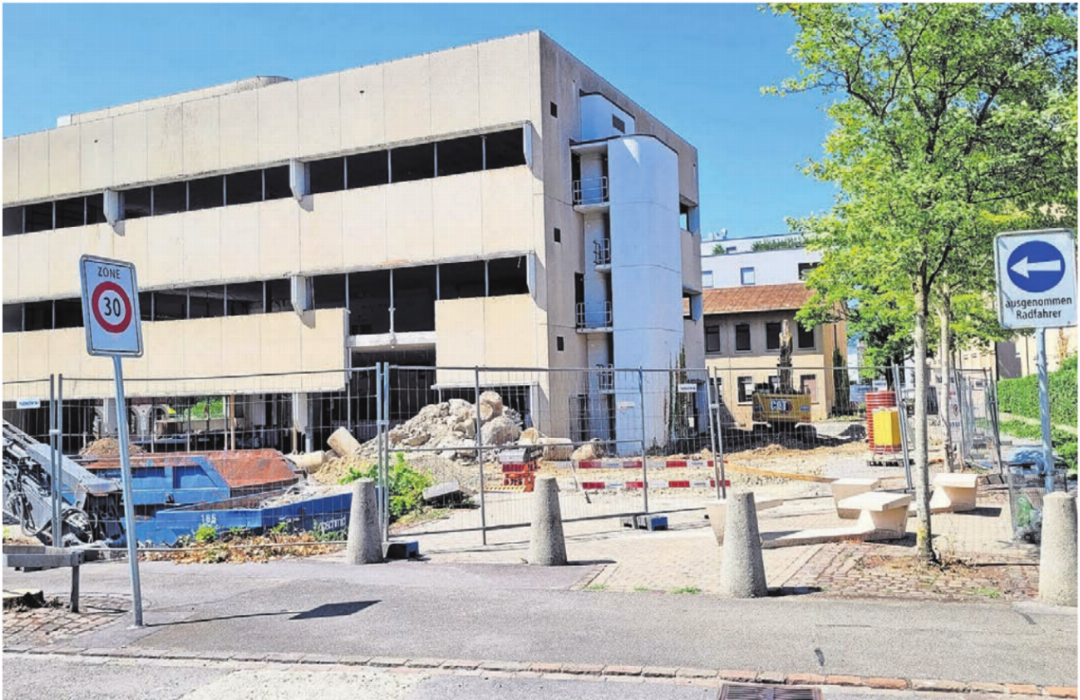 Der Baustart ist erfolgt: Zuerst müssen bei der ehemaligen Swisscom-Zentrale die Kabelanlagen für das Festnetz gesichert werden, dann beginnt der Abriss des bestehenden Gebäudes. Bild: chh Der Baustart ist erfolgt: Zuerst müssen bei der ehemaligen Swisscom-Zentrale die Kabelanlagen für das Festnetz gesichert werden, dann beginnt der Abriss des bestehenden Gebäudes. Bild: chh