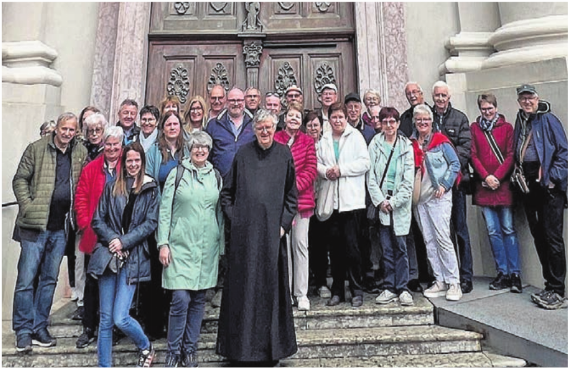 Die Reisegruppe der Kolpingsfamilie mit Pater Beda vor dem Kloster Muri-Gries. Bild: zg - Das Bild wird blockiert. – Möglicherweise durch einen aktiven Adblocker.