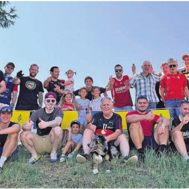 Sich verirren kann Spass machen - Schön, wenn man auf solche Freunde zählen kann: Die Handball-Kollegen von Stefan Sprenger haben tatkräftig mitgeholfen.
