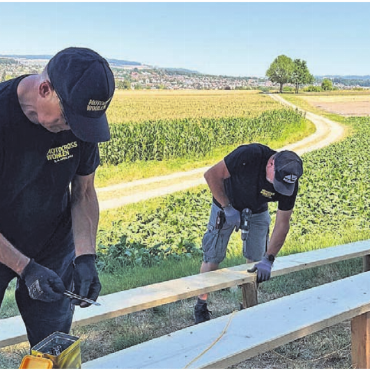 Sich verirren kann Spass machen - Ueli Hilfiker (rechts, OK-Chef des Motocross Wohlen) und seine Crew halfen tatkräftig beim Aufbau mit. Hier werden Sitzbänke montiert.