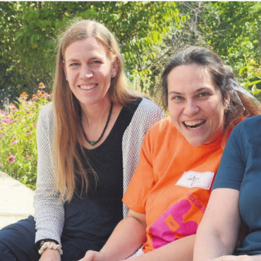 Auf Augenhöhe begegnen - Jacqueline Stierli, Mitglied der Geschäftsleitung der Integra, Nicole Steimer von der Kreativwerkstatt und Initiantin sowie Gruppenleiterin Manuela Bernasconi (von links) freuen sich, dass das neue Projekt so gut angelaufen ist.    Bilder: Chregi Hansen / zg