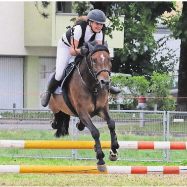 Ein Fest für Gross und Klein - Niemand war so schnell wie sie: Ellie Bereuter aus Sarmenstorf auf Elsar Cracky ritt als Erste in der Prüfung 13 und holte am Ende den Sieg.