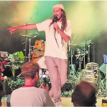 Vibes, Vielfalt und volle Hütte - Remo Hagenbuch alias Grisli war nicht nur Gastgeber und Organisator, sondern bot mit einer Band auch eine tolle Show. Bilder: Heinz Strebel