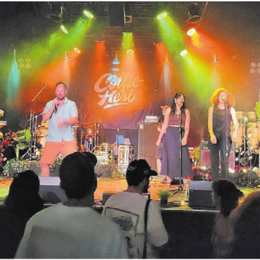 Vibes, Vielfalt und volle Hütte - Collie Herb und seine Band «The Mighty Roots» brachten das Publikum auf Betriebstemperatur.