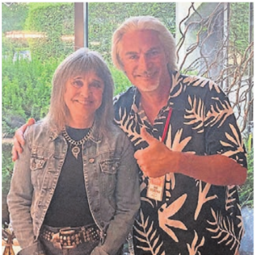 Miss Q und ihr Chauffeur - Wie schon 2019 war Patrick Fischer als Fahrer für Suzi Quatro eingeteilt.    Bild: zg