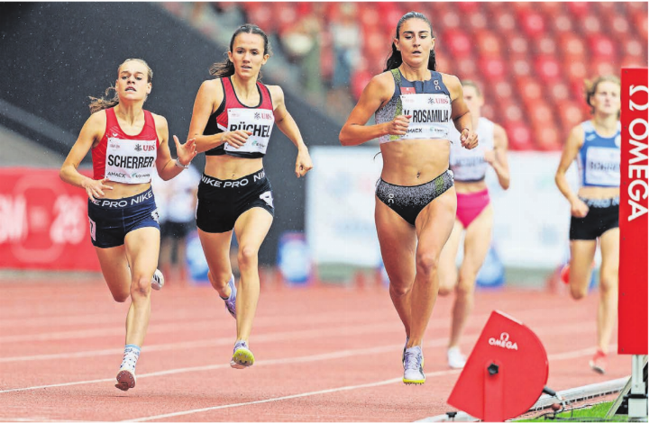 Seline Büchel (Mitte) im Kampf gegen Lena Scherrer und Valentina Rosamilia. Zwei Hundertstel fehlten ihr, um sich einen Platz im stark besetzten Final über 800 m zu sichern.