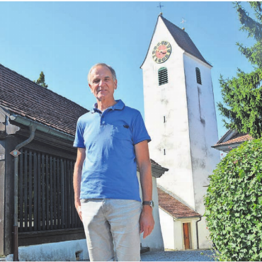 Wieder mehr Bedeutung geben - Kirchgemeinde-Präsident Franz Rutzer weiss, dass der Kirchturm zwar etwas verbraucht aussieht, dieser aber über eine gute Bausubstanz verfügt. Bilder: Roger Wetli