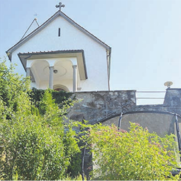 Wieder mehr Bedeutung geben - In den Mauern der Eggenwiler Kirche wachsen Pflanzen, die regelmässig entfernt werden müssen.