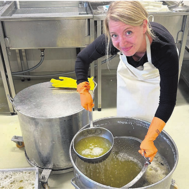 Auf Tuchfühlung mit Tofu - Härter als gedacht: Das Abschöpfen der Molke, um die Eiweissflocken zu gewinnen, geht in die Arme. Bei der Tofuherstellung wird in der Tofurei Engel auf Handwerk gesetzt. Der Einsatz von Maschinen ist auf ein Minimum beschränkt. Bilder: zg / Sabrina Salm