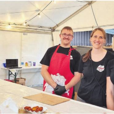 Schönes Wetter und Besucherrekord - Das Küchen-Team mit (von rechts) Sandra Zimmermann, Fabienne Räber und Andreas Stierli hat immer noch viel Arbeit, doch weniger Stress.