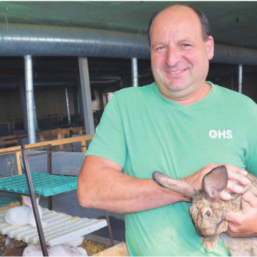 Per Zufall zum «Chüngeli-Puur» - Seine «Chüngel» sind Herbert Meier, Gemeinderat und Landwirt, ans Herz gewachsen.    Bilder: Thomas Stöckli
