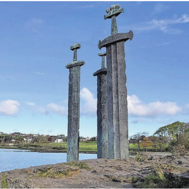 Gesehen und festgehalten - «Nach der Überfahrt mit der Fähre von Dänemark haben uns beim ersten Halt auf unserer Südnorwegen-Rundreise diese drei Schwerter ‹Sverd i fjell› in Stavanger bei frischen 4 Grad empfangen», berichten Monika und Marcel Lanthemann aus Wohlen.