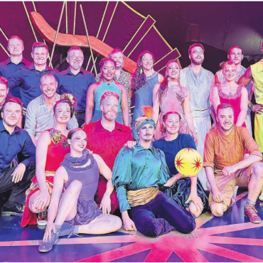 Weil die Details so wichtig sind - Die Monti-Crew aus aller Welt: Musiker, Komponist, Licht-Chef, Regisseure und die Artistinnen und Artisten. Bild: Stefan Sprenger