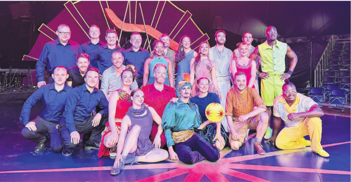 Die Monti-Crew aus aller Welt: Musiker, Komponist, Licht-Chef, Regisseure und die Artistinnen und Artisten. Bild: Stefan Sprenger Die Monti-Crew aus aller Welt: Musiker, Komponist, Licht-Chef, Regisseure und die Artistinnen und Artisten. Bild: Stefan Sprenger