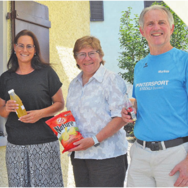 Um den See für guten Zweck - Vierfache Vorfreude beim Gärtnerhaus-Kiosk, von links: Mirzet Sejdinoski und Karin Filli (beide Stiftung Gärtnerhaus) sowie Brigitte Stäger und Markus Büchi (beide Verein Top Challenge). Bild: Annemarie Keusch