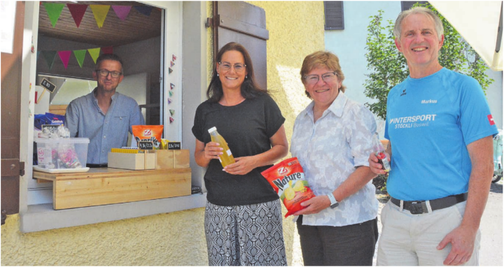 Vierfache Vorfreude beim Gärtnerhaus-Kiosk, von links: Mirzet Sejdinoski und Karin Filli (beide Stiftung Gärtnerhaus) sowie Brigitte Stäger und Markus Büchi (beide Verein Top Challenge). Bild: Annemarie Keusch Vierfache Vorfreude beim Gärtnerhaus-Kiosk, von links: Mirzet Sejdinoski und Karin Filli (beide Stiftung Gärtnerhaus) sowie Brigitte Stäger und Markus Büchi (beide Verein Top Challenge). Bild: Annemarie Keusch