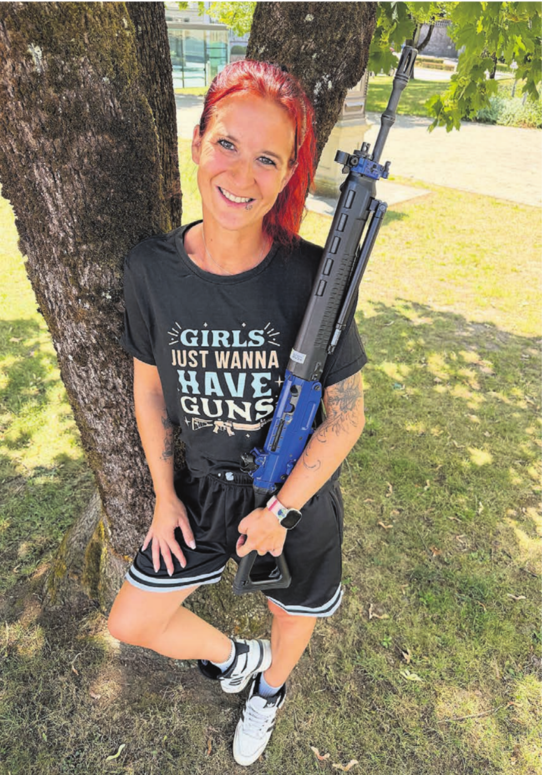 Anuschka Lüthi und ihr Sturmgewehr. Der Slogan auf ihrem Shirt hat bei ihr Programm.
Bild: Stefan Sprenger Anuschka Lüthi und ihr Sturmgewehr. Der Slogan auf ihrem Shirt hat bei ihr Programm.
Bild: Stefan Sprenger