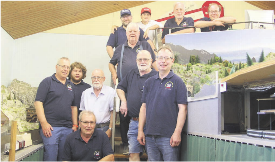 Die Mitglieder des FEAC. Hintere Reihe von links: Sascha Weiss, Serafina Weiss, Alan Rees, Yves Meier. Mitte: Armin Meier. Vorne: Marc Läuffer, Ilias Schumacher, Bruno Breitschmid, Hansjörg Bäbler, Christian Müller. Kniend: Ernst Rosenberg. Bilder: Josip Lasic Die Mitglieder des FEAC. Hintere Reihe von links: Sascha Weiss, Serafina Weiss, Alan Rees, Yves Meier. Mitte: Armin Meier. Vorne: Marc Läuffer, Ilias Schumacher, Bruno Breitschmid, Hansjörg Bäbler, Christian Müller. Kniend: Ernst Rosenberg. Bilder: Josip Lasic