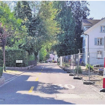 Gefahr vor allem für Schulkinder - Der Gehweg ist verschwunden, die Strasse noch enger als vorher. Die jetzige Situation stellt für Velofahrer und Fussgänger ein Sicherheitsrisiko dar. Bild: zg