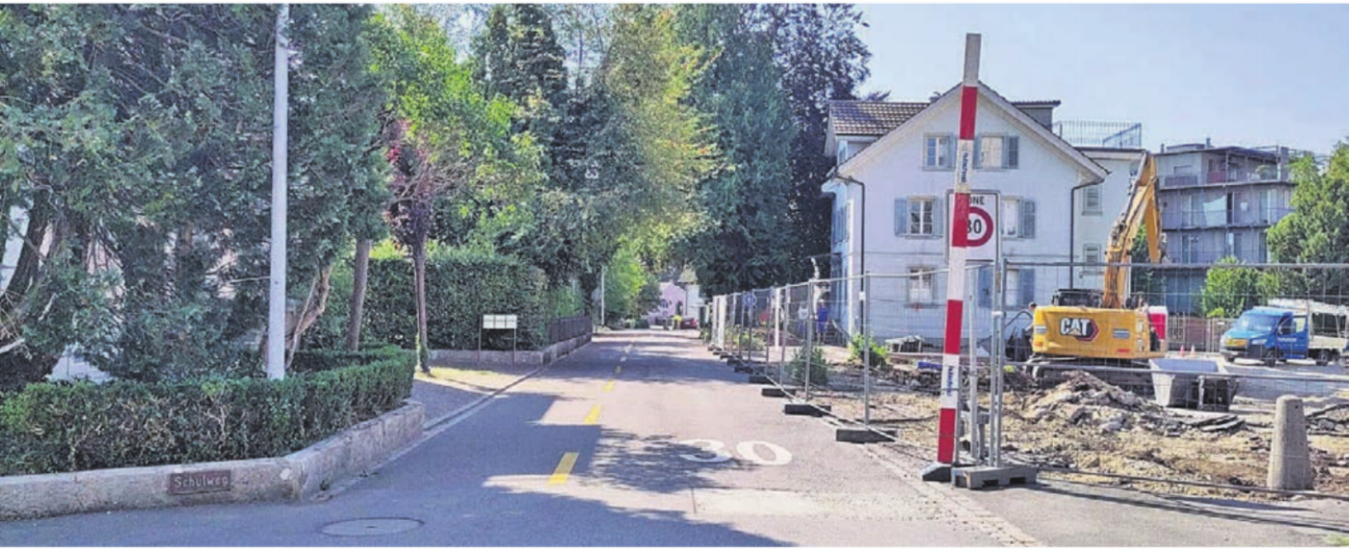 Der Gehweg ist verschwunden, die Strasse noch enger als vorher. Die jetzige Situation stellt für Velofahrer und Fussgänger ein Sicherheitsrisiko dar. Bild: zg - Das Bild wird blockiert. – Möglicherweise durch einen aktiven Adblocker.