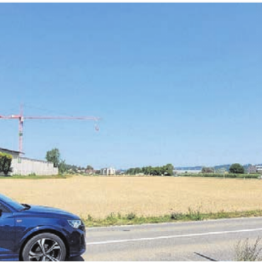 Weiterer wichtiger Schritt - Auf dem Landstreifen entlang der Kantonsstrasse nach Nesselnbach wird Platz geschaffen für weitere Firmen. Die Erschliessung führt hinter dem Gebäude der Firma Mäder über den Buchgrindel. Bild: chh