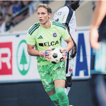 Warten auf die Chance - Marvin Hübel im GC-Trikot. Nach drei Jahren im Challenge-League-Team von Aarau zieht es ihn jetzt in die Super League. Die Rolle als Stammgoalie muss er sich dort noch erkämpfen. Bild: Grasshopper Club Zürich / Mike Wiss