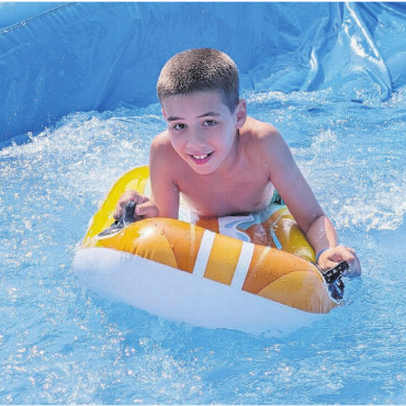 Zwei Jahre Zwangspause? - Der Summer Splash 2025 liess Kinderherzen höherschlagen. Für weitere solche Momente wird dieser kleine Rutschfan sich leider eine ganze Weile gedulden müssen. 
Bild: huy