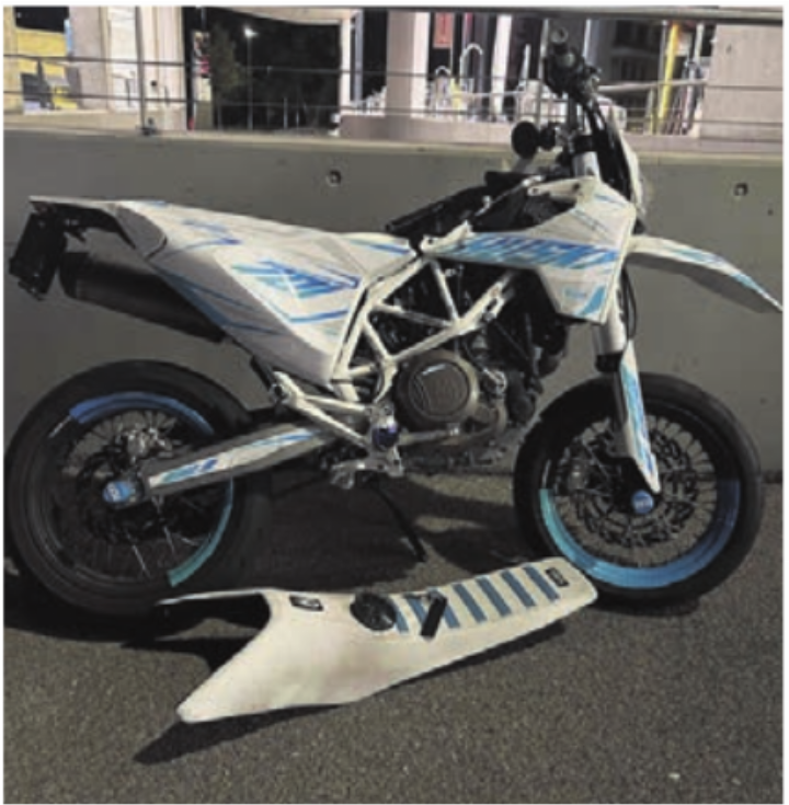Beim Unfall entstand beträchtlicher Sachschaden – sowohl am Motorrad ...