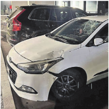 18-Jähriger baut Töff-Unfall - ... als auch an den Autos vor der «Stützli Wösch», mit denen es kollidierte.