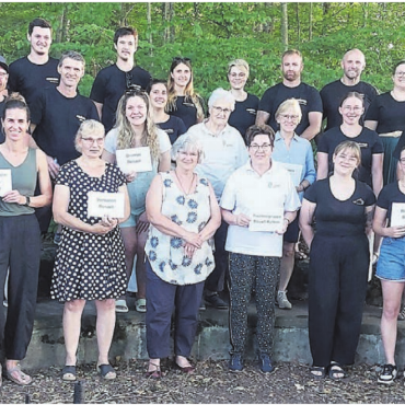 Nochmals an der Bachstrasse - Gruppenbild des Oldie-Teams und der Vereine, die von einem Spendenbeitrag profitieren. Bild: zg