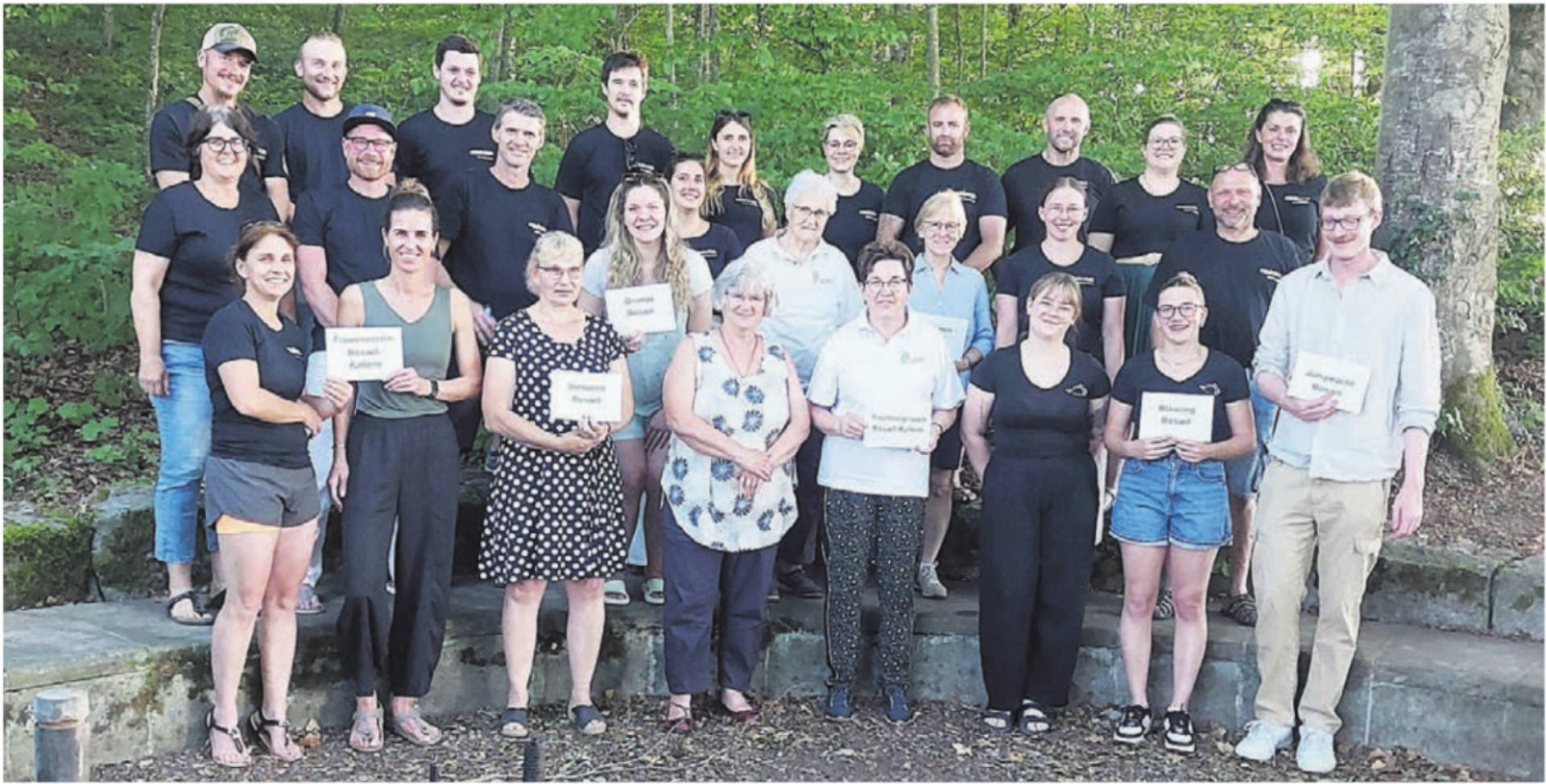 Gruppenbild des Oldie-Teams und der Vereine, die von einem Spendenbeitrag profitieren. Bild: zg - Das Bild wird blockiert. – Möglicherweise durch einen aktiven Adblocker.