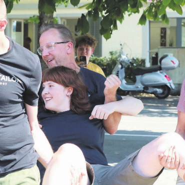 «Nun denn, Schwammhalter» - Sie wurde (als jüngste Teilnehmerin) Schweizer Meisterin bei den Medientechnologen – und darf gar an die WM. Natalie Portmann aus Staufen hat ihre Lehrzeit bei der Kasimir Meyer AG in Wohlen erfolgreich geschafft und mit Bestnote (5,3) abgeschlossen. Am vergangenen Mittwoch wurde sie gepackt und «gegautscht» im Brunnen beim Wohler Kirchenplatz. Das Gautschen ist ein bis ins 16. Jahrhundert rückverfolgbarer Buchdruckerbrauch, der vom «Kasi» nach wie vor durchgeführt wird. Und es ist jedes Jahr ein besonderer Moment. Kurz bevor sie ins Wasser geworfen wird, sagt der Gautschmeister: «Nun denn, Schwammhalter, walte deines Amtes. Packt an Gesellen, lasst ihren Korpus fallen. Bis triefen beide Ballen! Der durst’gen Seel ein Sturzbad obendrauf, das ist dem Jünger Gutenbergs die allerbeste Tauf!» Natalie Portmann wird der Kasimir Meyer erhalten bleiben.