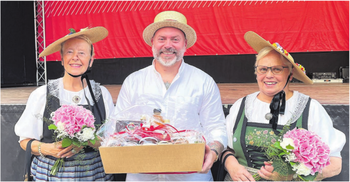 Wohlen ist meine Schweiz: Festredner Dennis Lück, hier umrahmt von den beiden Ehrendamen, begeisterte die Zuhörer auf dem Sternenplatz. Bild: Walter Minder Wohlen ist meine Schweiz: Festredner Dennis Lück, hier umrahmt von den beiden Ehrendamen, begeisterte die Zuhörer auf dem Sternenplatz. Bild: Walter Minder