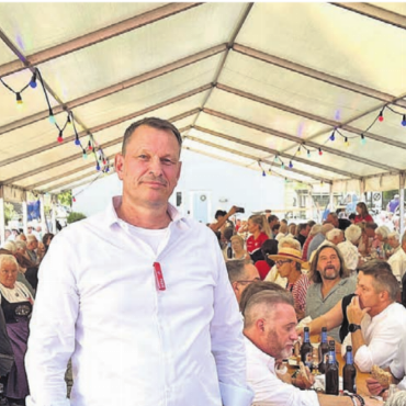 «Darum Wohlen!» - Gemeindeammann Roland Vogt freut sich über das grosse Interesse an der diesjährigen Bundesfeier. Schon vor der offiziellen Eröffnung war das Festzelt mit seiner integrierten Bühne schon gut besetzt.