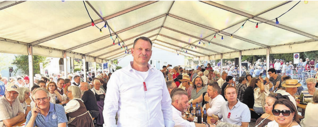 Gemeindeammann Roland Vogt freut sich über das grosse Interesse an der diesjährigen Bundesfeier. Schon vor der offiziellen Eröffnung war das Festzelt mit seiner integrierten Bühne schon gut besetzt. Gemeindeammann Roland Vogt freut sich über das grosse Interesse an der diesjährigen Bundesfeier. Schon vor der offiziellen Eröffnung war das Festzelt mit seiner integrierten Bühne schon gut besetzt.