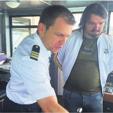 Höchstens Leichtmatrose - Schiffsführer Andreas Kneubühl erklärt mir die Instrumente, mit denen er das Schiff steuert und auch potenzielle Gefahren wahrnimmt. Bilder: zg/jl