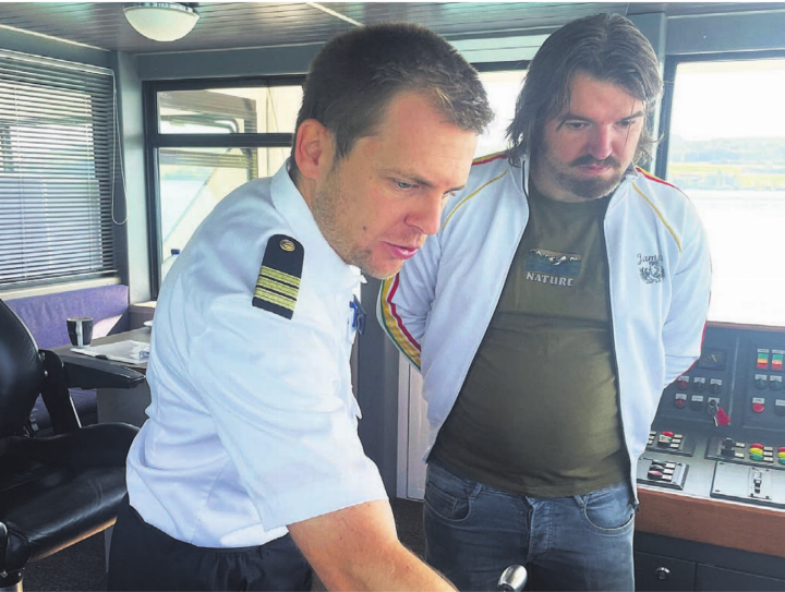 Schiffsführer Andreas Kneubühl erklärt mir die Instrumente, mit denen er das Schiff steuert und auch potenzielle Gefahren wahrnimmt. Bilder: zg/jl Schiffsführer Andreas Kneubühl erklärt mir die Instrumente, mit denen er das Schiff steuert und auch potenzielle Gefahren wahrnimmt. Bilder: zg/jl
