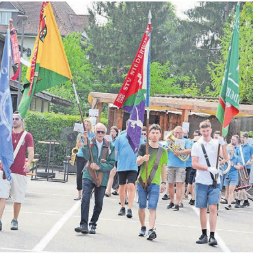 Längst eine intakte Einheit - Unterstützt durch die Klänge des Musikvereins ziehen die Fahnenträger der verschiedenen Vereine auf das Festgelände. Die Gemeinde kann sich über sehr aktive Vereine freuen.