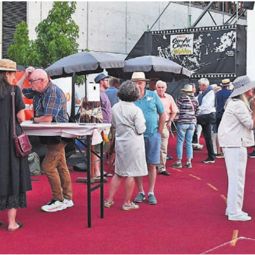Wenn Lücken keine Ruhe lassen - Viele tragen aus Verbundenheit zum Film und dem Schweizer Strohmuseum eigens einen Strohhut.