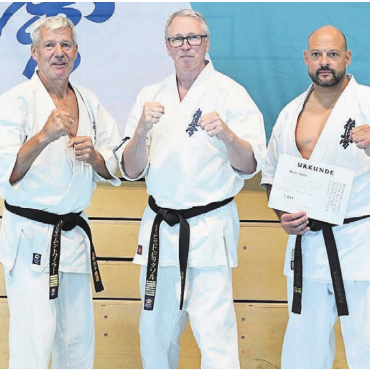 Der nächste Meistergrad - Stefan Hofer gemeinsam mit Shihan David Pickthall, Präsident der IFK, und Shihan Heinz Muntwyler vom Karate Club Anglikon (von rechts).    Bild: zg