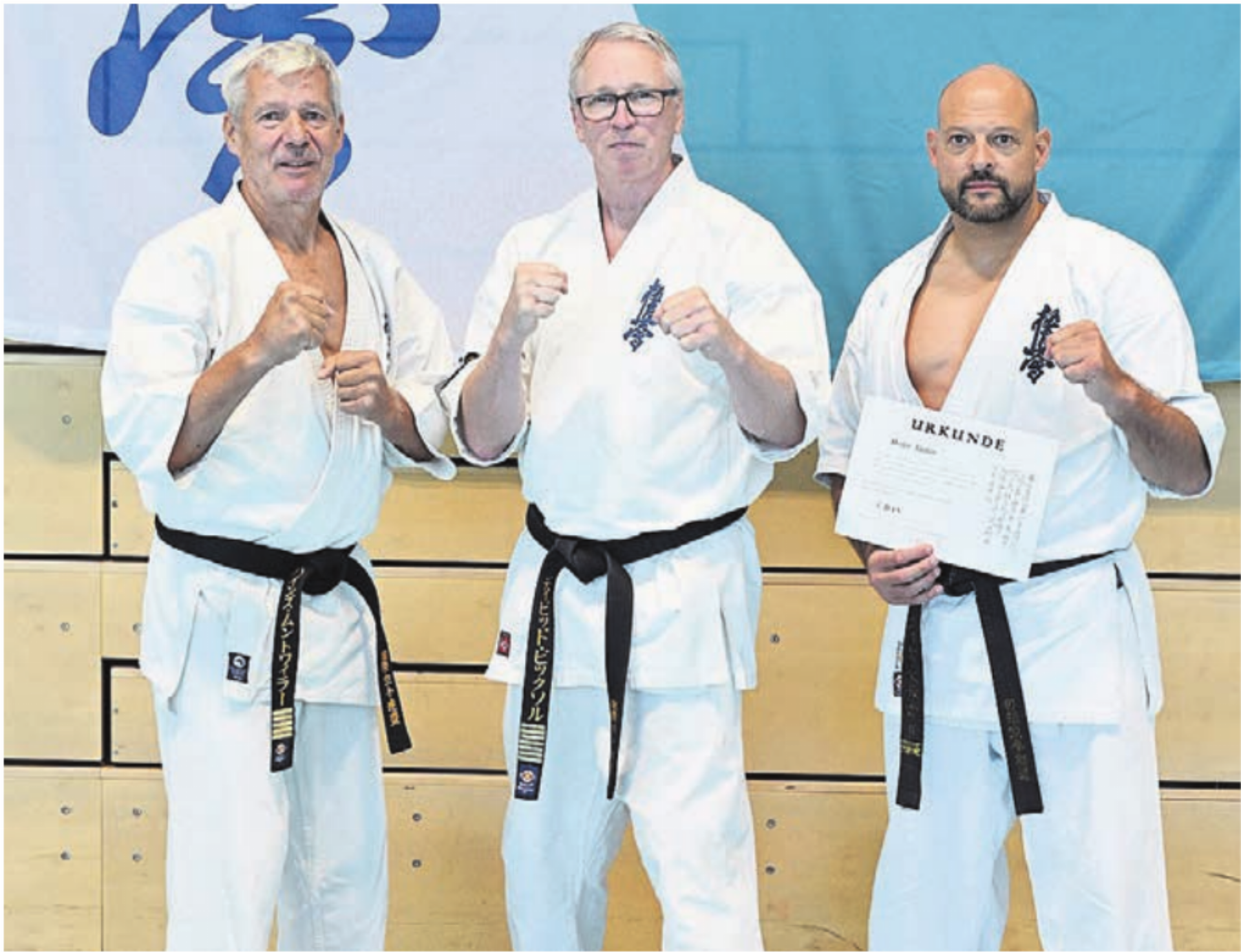 Stefan Hofer gemeinsam mit Shihan David Pickthall, Präsident der IFK, und Shihan Heinz Muntwyler vom Karate Club Anglikon (von rechts).    Bild: zg - Das Bild wird blockiert. – Möglicherweise durch einen aktiven Adblocker.