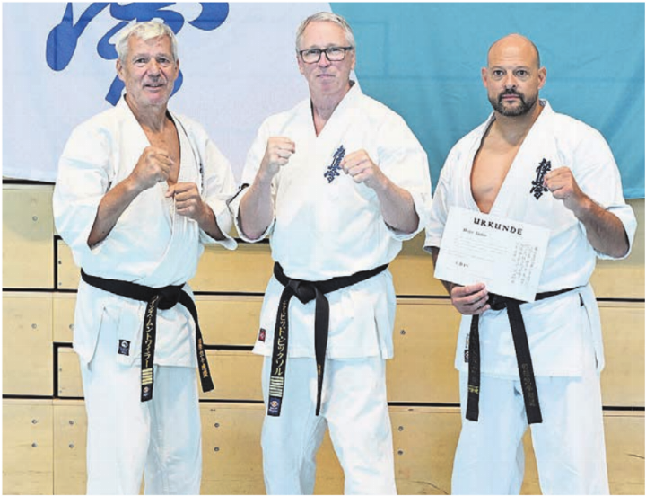 Stefan Hofer gemeinsam mit Shihan David Pickthall, Präsident der IFK, und Shihan Heinz Muntwyler vom Karate Club Anglikon (von rechts).    Bild: zg