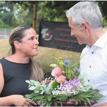 Vertrauen beginnt in der Schule - Gemeindeammann Patrick Keller freut sich sehr, dass mit Martina Bircher die Bildungsdirektorin die Ansprache hielt. «Eine gute Bildung eröffnet Chancen, stärkt den Zusammenhalt und schafft die Grundlagen, in Zukunft Verantwortung für die Demokratie zu übernehmen», sagte er. Bild: chh