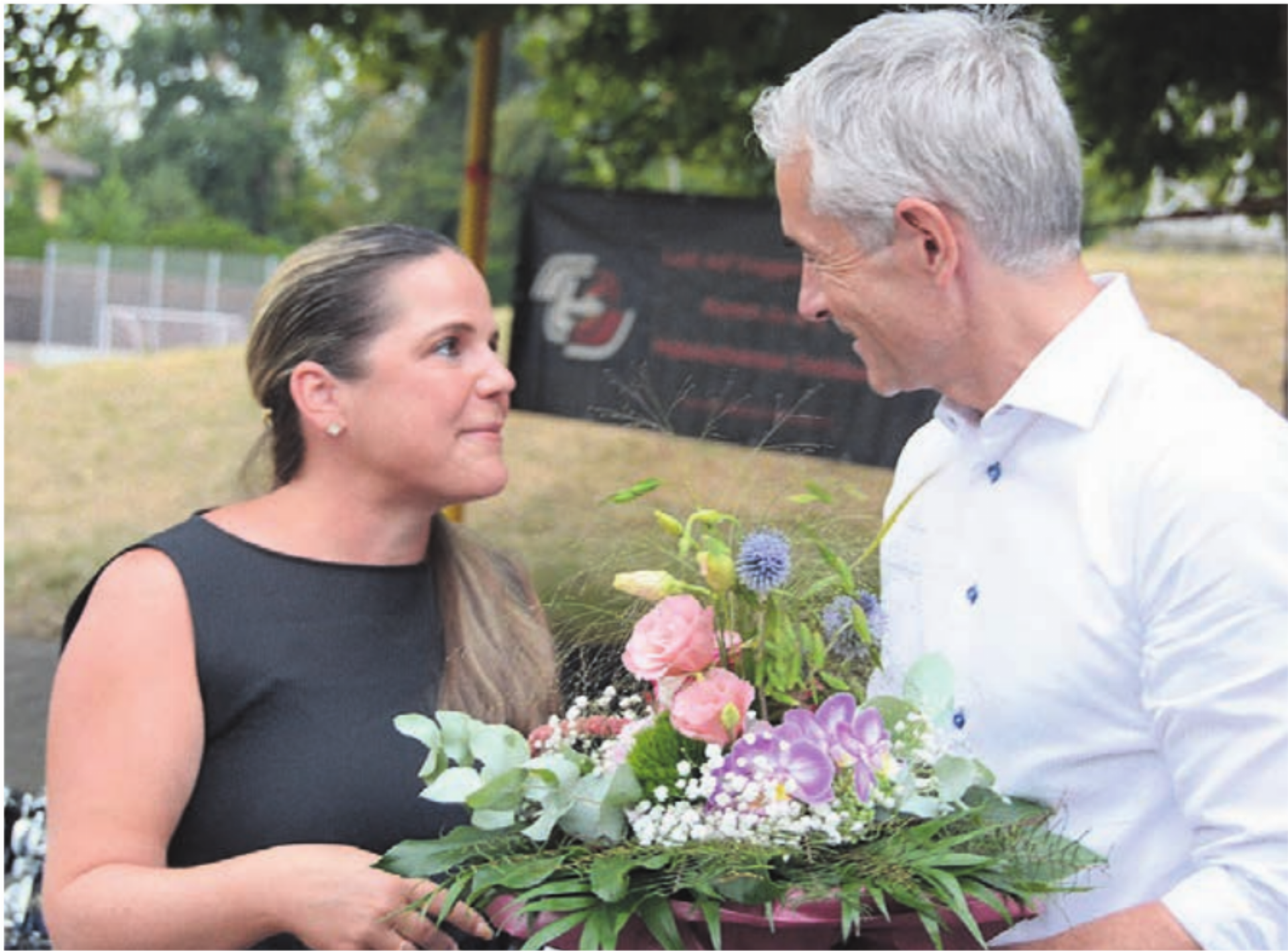 Gemeindeammann Patrick Keller freut sich sehr, dass mit Martina Bircher die Bildungsdirektorin die Ansprache hielt. «Eine gute Bildung eröffnet Chancen, stärkt den Zusammenhalt und schafft die Grundlagen, in Zukunft Verantwortung für die Demokratie zu übernehmen», sagte er. Bild: chh - Das Bild wird blockiert. – Möglicherweise durch einen aktiven Adblocker.
