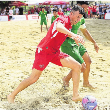 «Spacca» kann es noch - Sandro Spaccarotella (links) zeigt im Spiel gegen Tahiti, dass er nicht zum alten Eisen gehört.    Bild: Alexander Wagner
