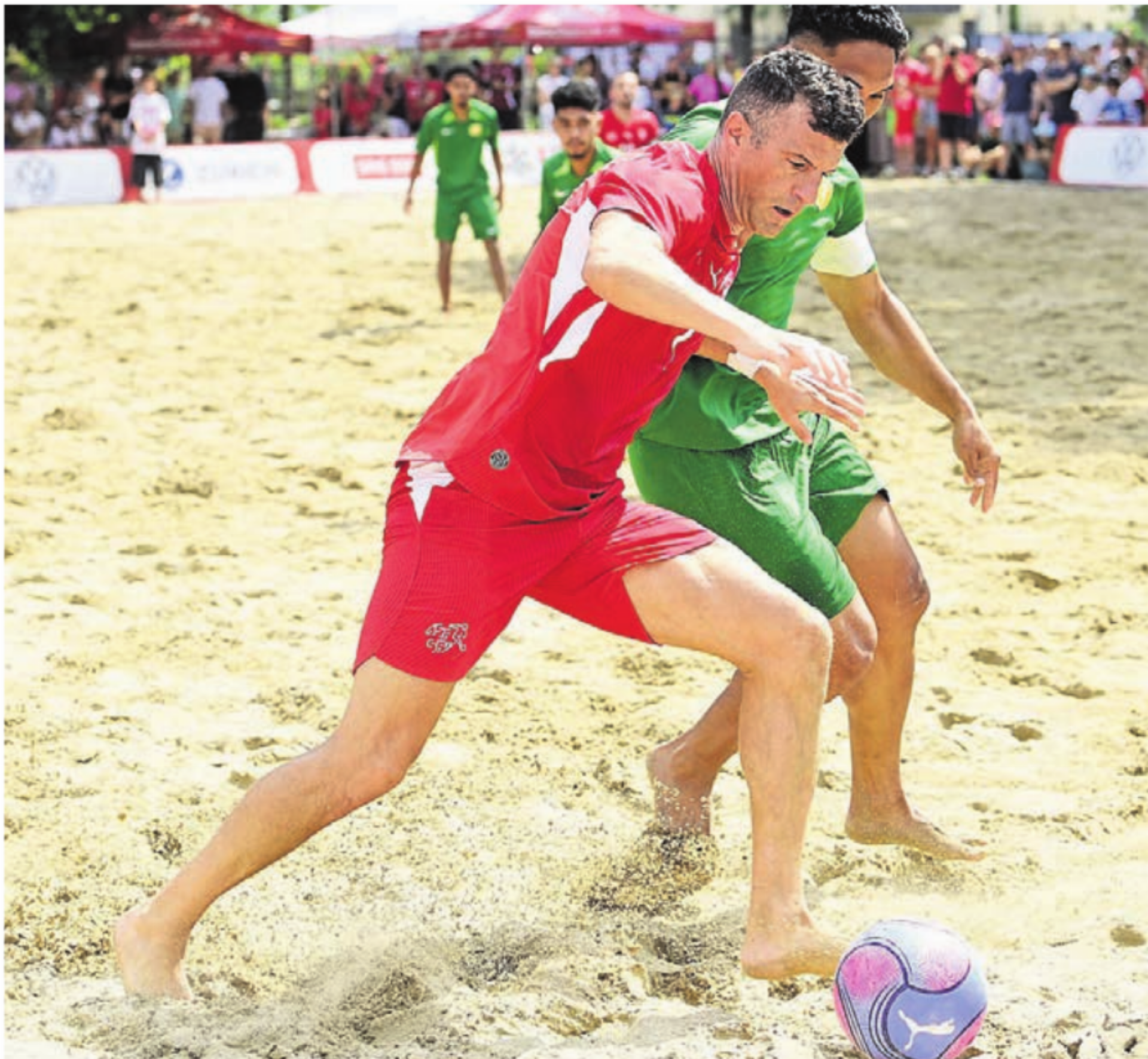 Sandro Spaccarotella (links) zeigt im Spiel gegen Tahiti, dass er nicht zum alten Eisen gehört.    Bild: Alexander Wagner - Das Bild wird blockiert. – Möglicherweise durch einen aktiven Adblocker.