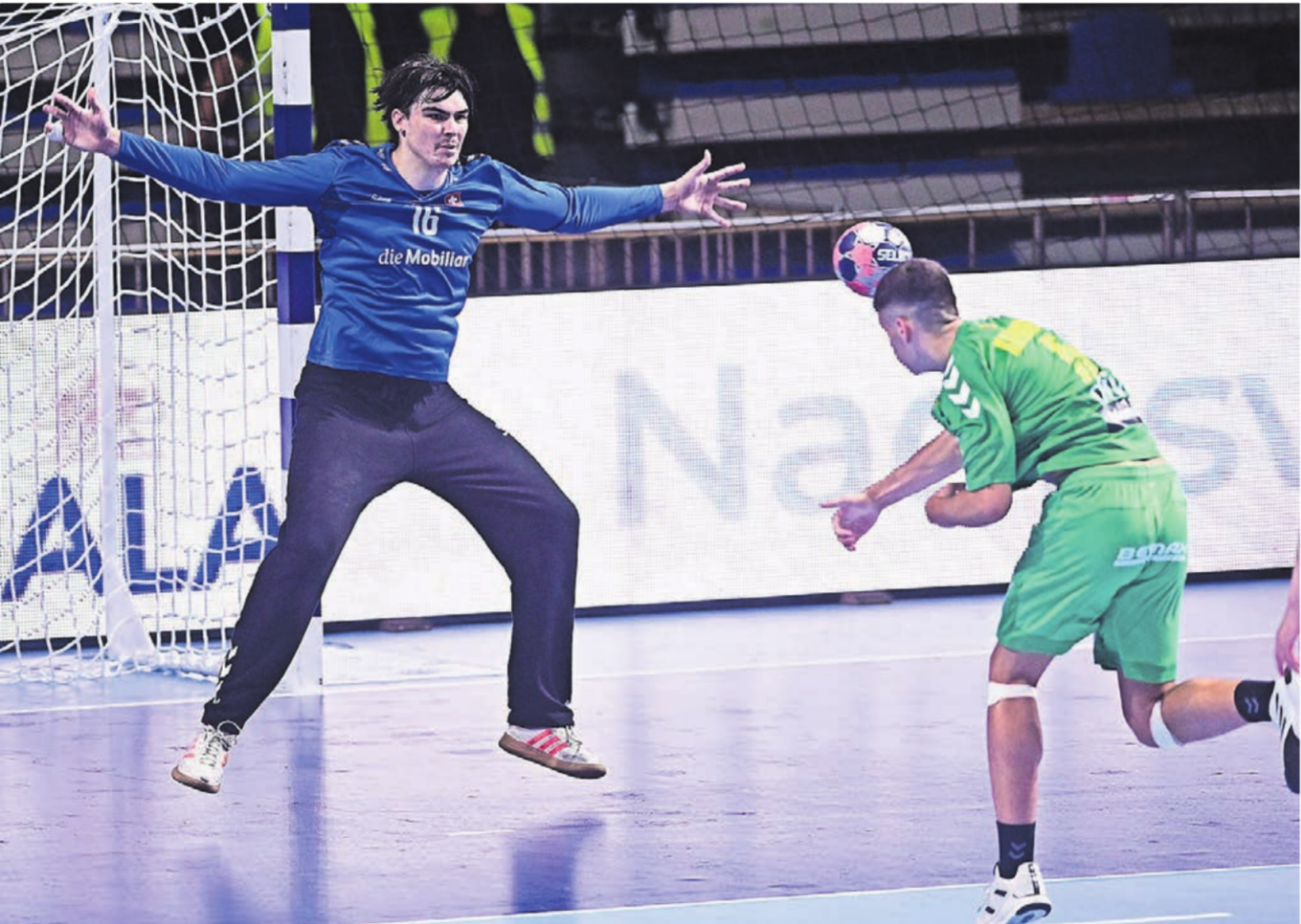 Der Murianer Lou Wey (links) kämpft mit dem Schweizer Nationalteam an der U18-Europameisterschaft in Belgrad. Die Hauptrunde wurde verpasst. Jetzt wollen die Schweizer zumindest unter die ersten 14 kommen.    Bilder: EHF/kolektiff - Das Bild wird blockiert. – Möglicherweise durch einen aktiven Adblocker.