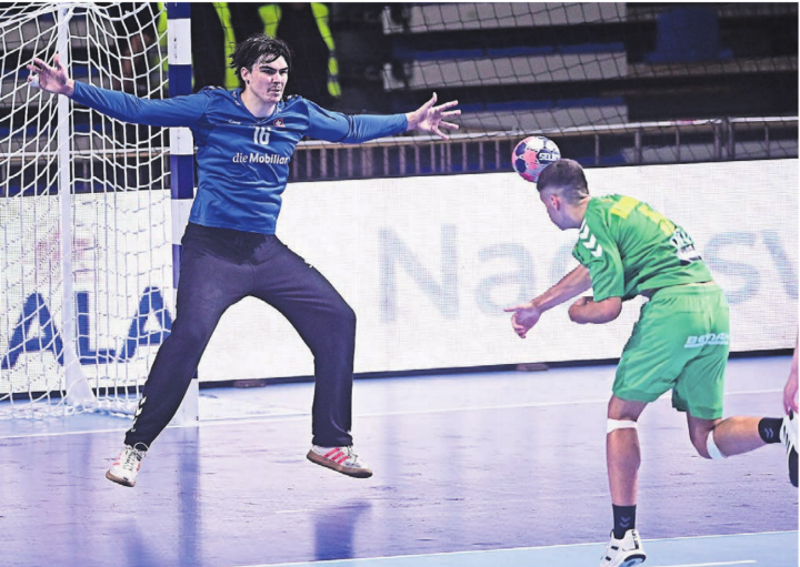 Der Murianer Lou Wey (links) kämpft mit dem Schweizer Nationalteam an der U18-Europameisterschaft in Belgrad. Die Hauptrunde wurde verpasst. Jetzt wollen die Schweizer zumindest unter die ersten 14 kommen. Bilder: EHF/kolektiff Der Murianer Lou Wey (links) kämpft mit dem Schweizer Nationalteam an der U18-Europameisterschaft in Belgrad. Die Hauptrunde wurde verpasst. Jetzt wollen die Schweizer zumindest unter die ersten 14 kommen. Bilder: EHF/kolektiff