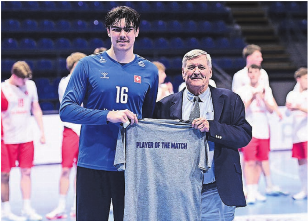 Lou Wey (links) konnte sich im zweiten Spiel des Turniers gleich die Auszeichnung als «Player of the Match» holen. Lou Wey (links) konnte sich im zweiten Spiel des Turniers gleich die Auszeichnung als «Player of the Match» holen.
